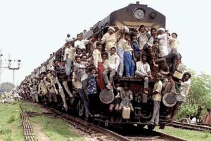 Crowded Train. O fenômeno murundu. Ou Murundum.